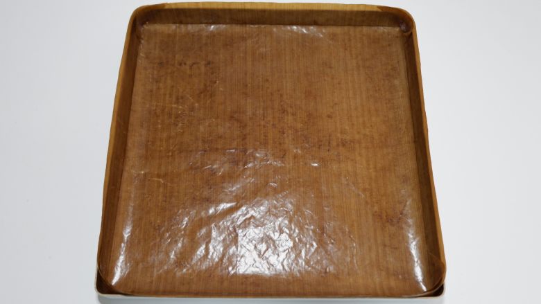 酸奶戚风蛋糕卷,28*28金盘,铺好油布备用
2