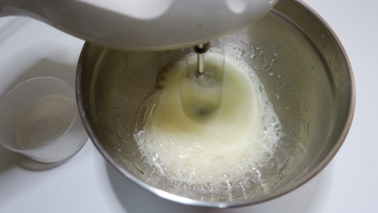 酸奶戚风蛋糕卷,再来打发蛋白 蛋白先中速打发出鱼眼大泡,此时加入三分之一的砂糖