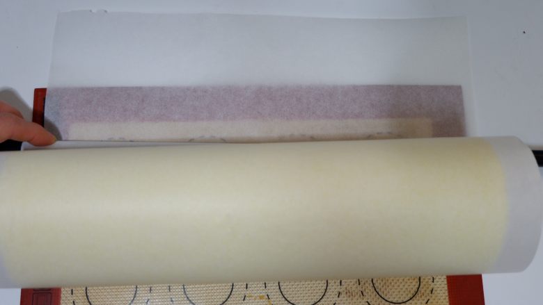 酸奶戚风蛋糕卷,烤好取出放在烤网上晾至温热,用油纸协助卷起来即可。