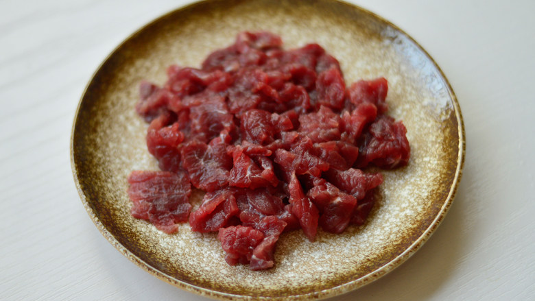 西芹炒牛肉,<a style='color:red;display:inline-block;' href='/shicai/ 216'>牛肉</a>逆着纹路切成薄片