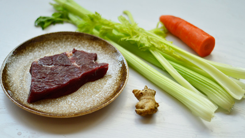 西芹炒牛肉,材料准备好