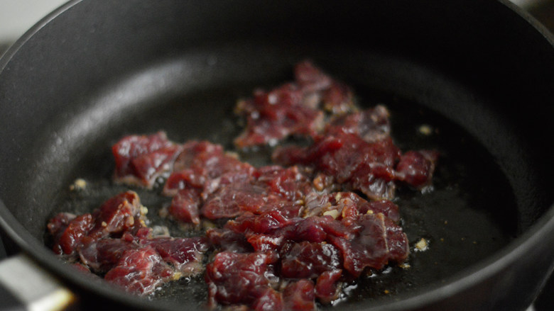 西芹炒牛肉,放入牛肉片