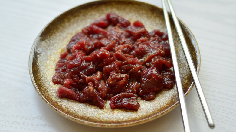 西芹炒牛肉,用筷子拌匀,腌制一会