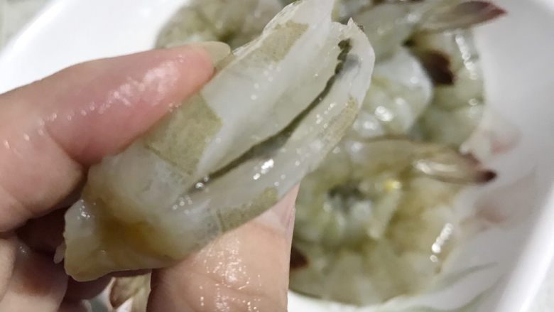 狗年旺旺,年夜饭系列5️⃣《韭黄虾》,刨开虾背,挑出虾线。