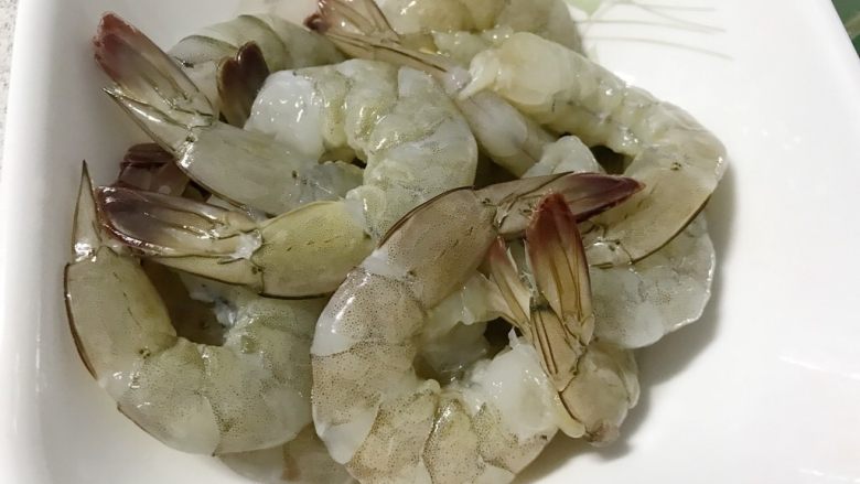 狗年旺旺,年夜饭系列5️⃣《韭黄虾》,剥去外壳,留着虾尾。