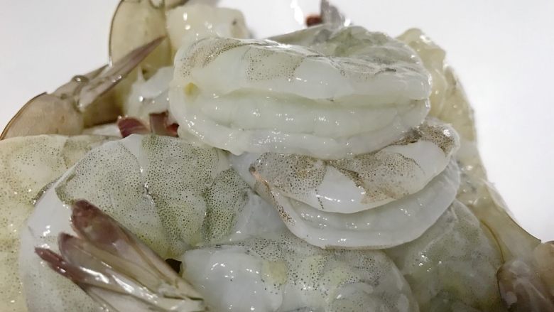 狗年旺旺,年夜饭系列5️⃣《韭黄虾》,再洗一下,沥干水分。