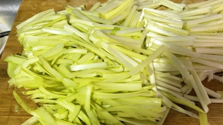 狗年旺旺,年夜饭系列5️⃣《韭黄虾》,切成段儿。