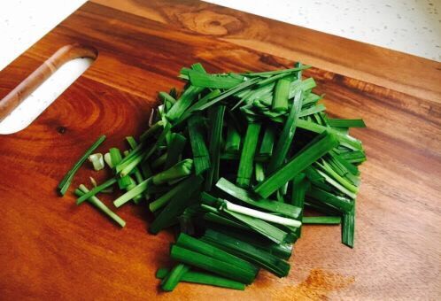 春节初二回娘家三鲜卤面四拌菜之一 摊黄菜,把韭菜切成寸段备用。