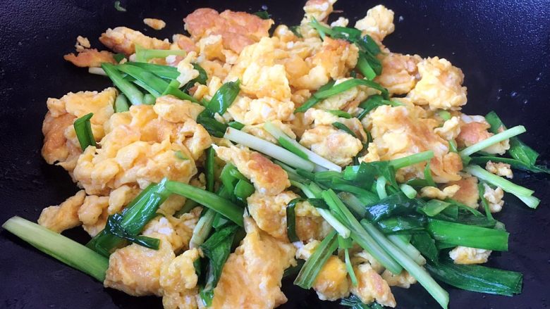 春节初二回娘家三鲜卤面四拌菜之一 摊黄菜,将炒好的鸡蛋和韭菜炒在一起。