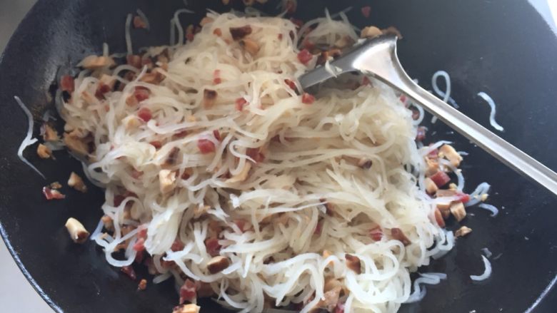 新年必蒸糕——萝卜糕,将控干水份的萝卜丝倒入腊肠香菇锅中翻炒均匀,根据自己口味加入少许<a style='color:red;display:inline-block;' href='/shicai/ 10858'><a style='color:red;display:inline-block;' href='/shicai/ 10858'>椒盐粉</a></a>和盐