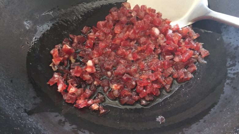新年必蒸糕——萝卜糕,倒入腊肠粒翻炒出香味