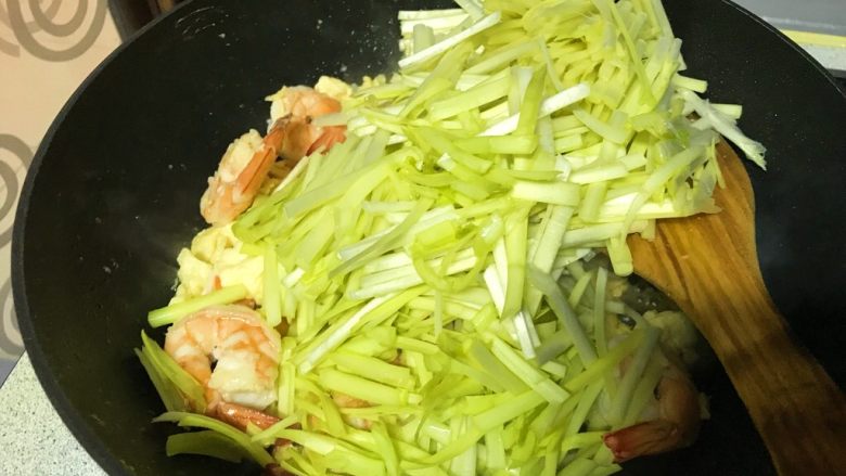 狗年旺旺,年夜饭系列5️⃣《韭黄虾》,马上下入韭黄。