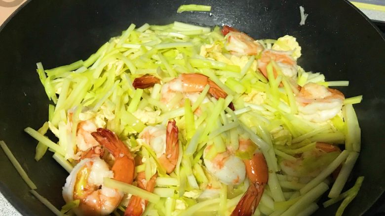 狗年旺旺,年夜饭系列5️⃣《韭黄虾》,迅速翻炒出锅。