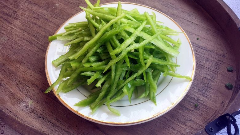 春节初二回娘家三鲜卤面四拌菜之二 青椒炒肉丝,把青椒切成丝备用。