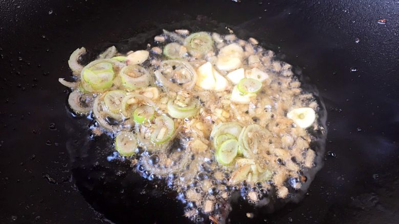 春节初二回娘家三鲜卤面四拌菜之二 青椒炒肉丝,锅里留底油,放入葱姜蒜,炒出香味。