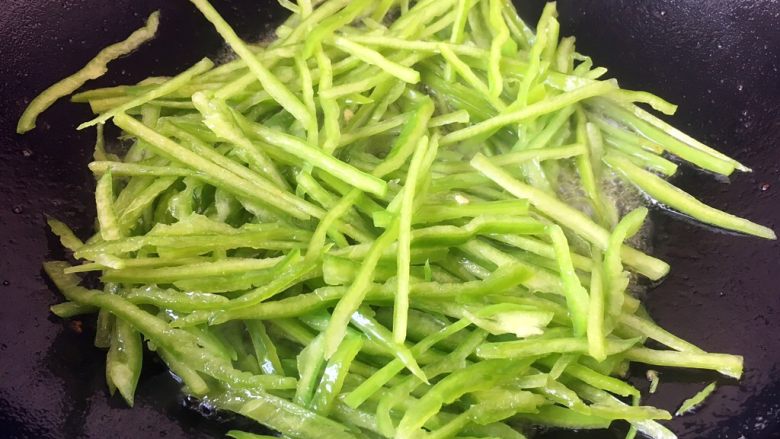 春节初二回娘家三鲜卤面四拌菜之二 青椒炒肉丝,用炒肉丝剩下的油炒一下青椒丝,不要炒的时间过长,断生后立刻盛出备用。
