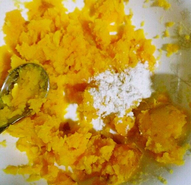 香炸红薯丸子,红薯就算再干,也还是有一定水分,就这样肯定不能握成球,会粘手,所以要加入适量的<a style='color:red;display:inline-block;' href='/shicai/ 519'>面粉</a>,加<a style='color:red;display:inline-block;' href='/shicai/ 519'>面粉</a>的时候不要一次性加进去,应该一点一点加入,感觉可以握成球的程度就行了,加多了<a style='color:red;display:inline-block;' href='/shicai/ 519'>面粉</a>,吃起来口感不好,红薯味道不浓郁。