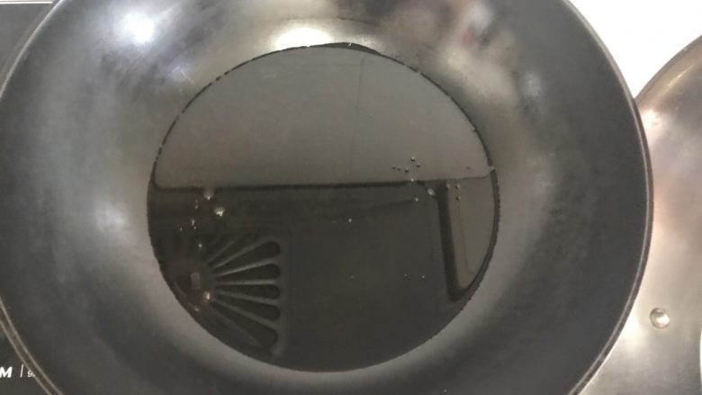 香酥黄金虾,锅中放油,把油烧热,大概八成热的时候就可以放虾炸了。