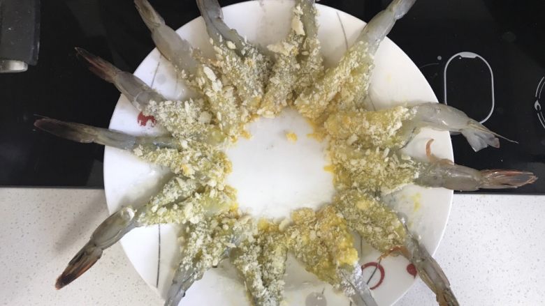 香酥黄金虾,把每只虾,再均匀沾满面包糠。