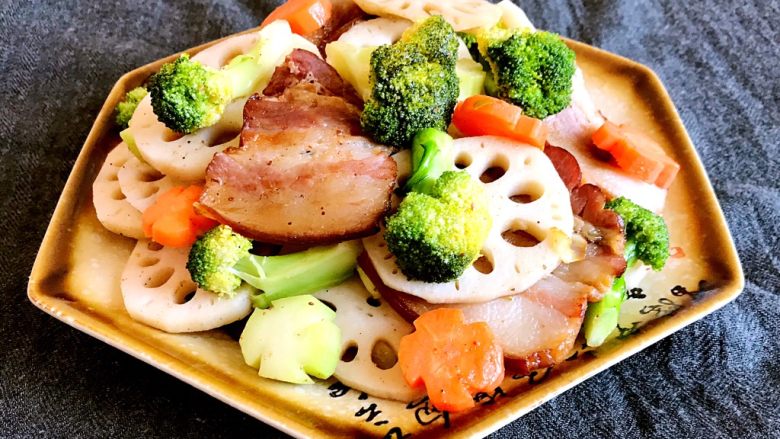 干锅什锦小炒,腊肉的鲜香,藕片和西蓝花清淡脆爽,少油低盐,营养丰富~