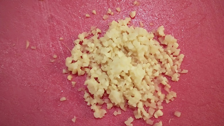 春节健康菜谱~奶白养颜美容~猪皮冻,姜切成末。