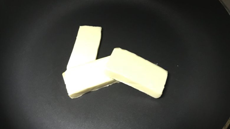 拜年牛轧糖,第一步(不粘锅内小火加热黄油融化