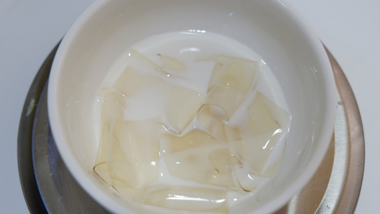 酸奶慕斯,拌入50g冷藏保存的酸奶,搅拌均匀。