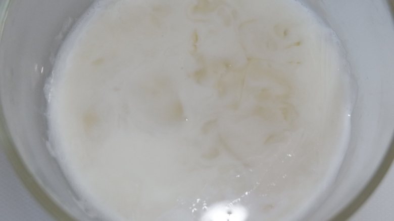 酸奶慕斯,把吉利丁溶液倒入酸奶里,搅拌均匀