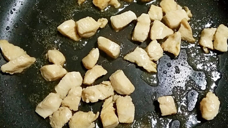 双椒鸡丁,炒至鸡丁颜色变白,断生后盛出备用。