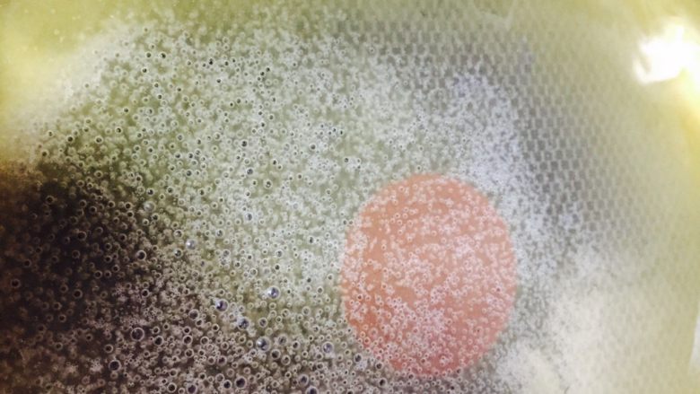 黑芝麻花生牛扎糖,放入盐,熬到黄油成液体状