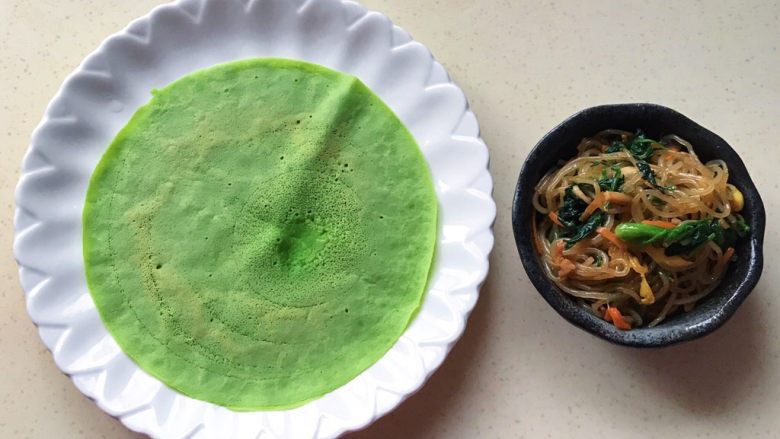 菠菜汁卷饼,把饼皮漂亮的那一面朝下,开始卷饼
