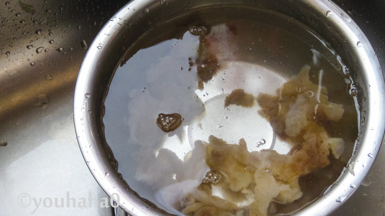 海蜇头拌白菜,海蜇头用清水浸泡,浸泡的海蜇头品尝一下咸度,口感合适就冲洗干净,沥干水分。