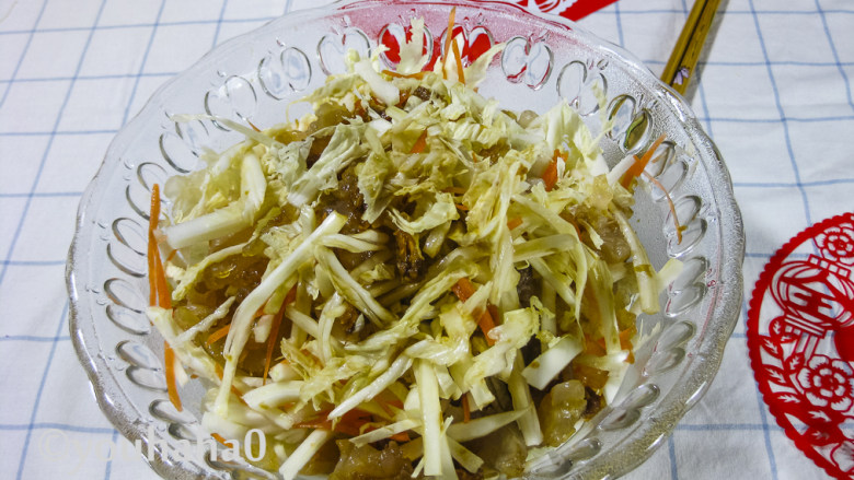 海蜇头拌白菜,蒜泥汁、海蜇头白菜这时就可以上桌;蒜泥汁一定不要早早的放进去,放早了白菜会杀出很多水;蒜泥在吃的时候倒入白菜里,拌匀了就可以开动。