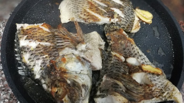 豆豉烤鱼,鲜鱼用锅煎香2面,不要煎熟,备用