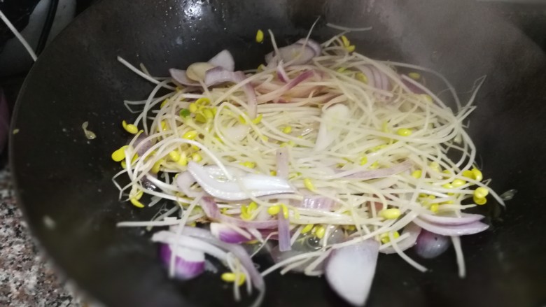 豆豉烤鱼,放入豆芽,继续翻炒至半熟~