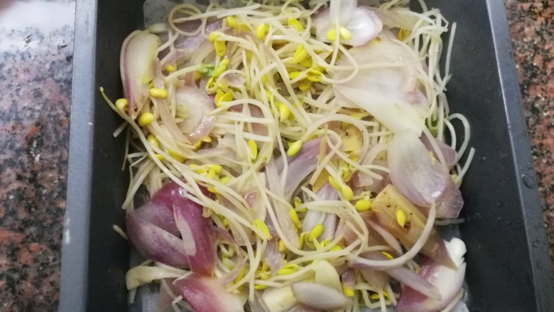 豆豉烤鱼,烤盘里先铺上豆芽,洋葱