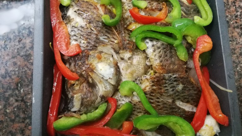 豆豉烤鱼,接着摆上青红椒~
