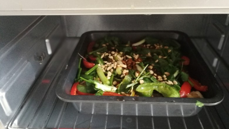 豆豉烤鱼,放入烤箱,200度,再烤10到15分钟左右即可~