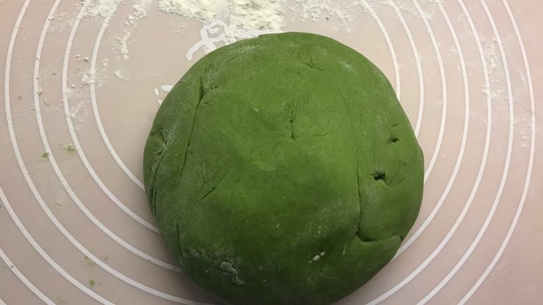 青蛙馒头,发酵至两倍大小取出揉捏排气,尽量多揉,揉的时间越多面团越光滑