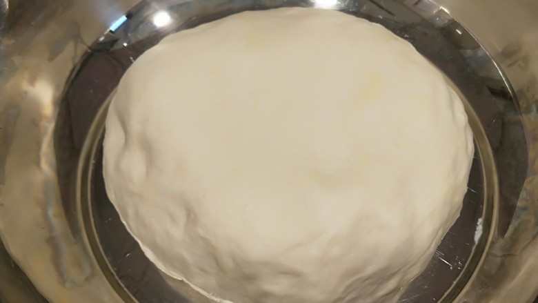 新年第一餐主食~奶香馒头,合好的面团盖上保鲜膜发酵。