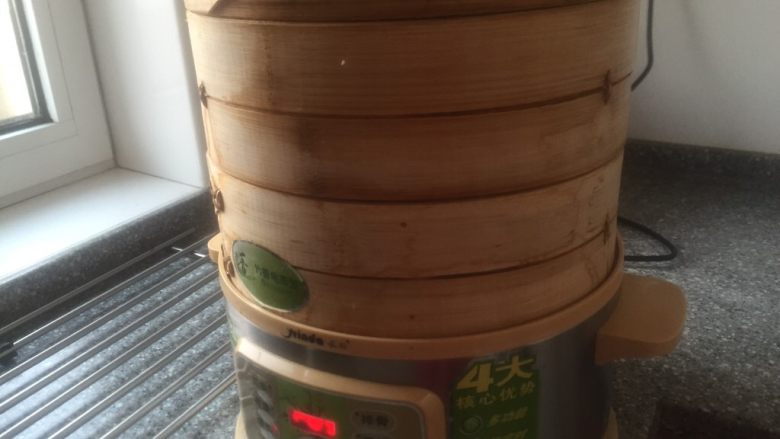 新年第一餐主食~奶香馒头,做了两笼,开始按馒头键22分钟自动断电了。