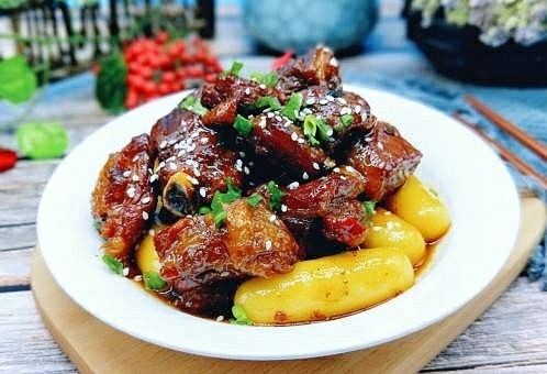 年夜饭&步步高~年糕烧排骨,近看,特别美味。