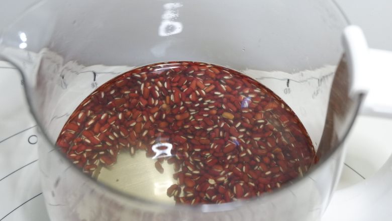 健康杂粮红豆饭,加水煮滚5分钟后,
