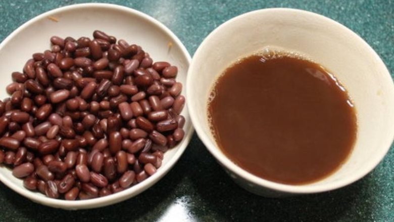 健康杂粮红豆饭,将红豆和汤汁分开放凉备用。煮好时,正好会剩下一杯煮好的红豆和一杯红豆汁。