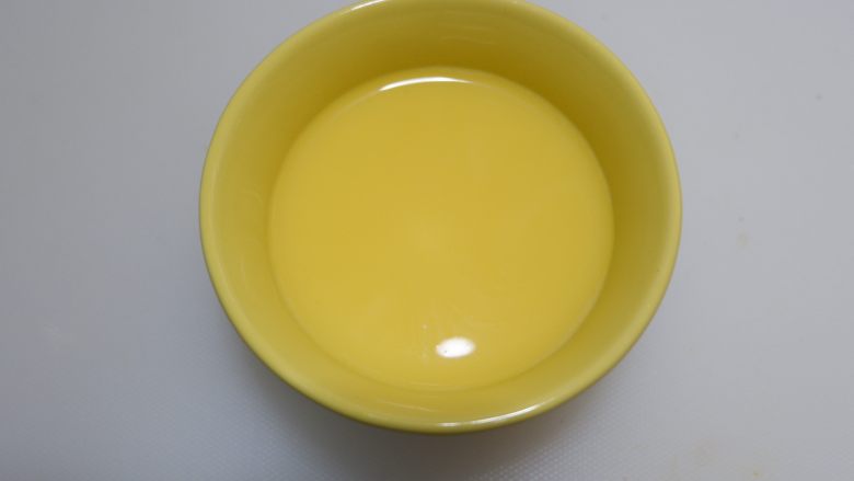 碗里开花,秋葵水蒸蛋, 过筛掉泡沫,如果碗中还有气泡和泡沫,请用厨房纸吸走。