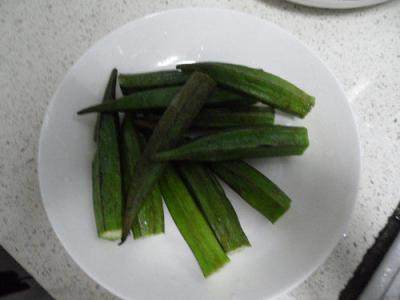 碗里开花,秋葵水蒸蛋,取出沥干水切去根部