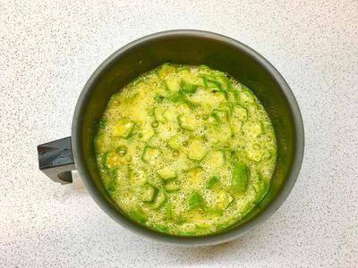 碗里开花,秋葵水蒸蛋,将秋葵放进去。虚盖一张保鲜膜。
蒸锅烧开水,上汽后。一定要开锅,就是噗噗的冒热气那种。 将蛋羹放进去,转中火!!蒸8分钟即可。