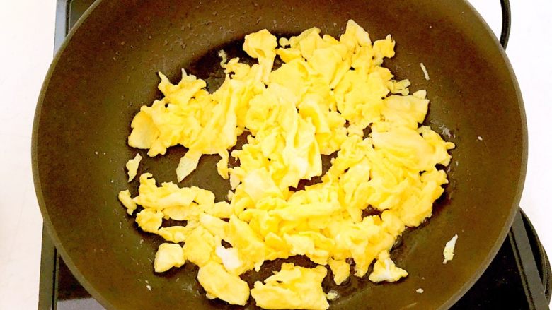 竹荪炒蛋,炒锅烧热后加入1勺大豆色拉油,油烧热后加入鸡蛋液翻炒2分钟