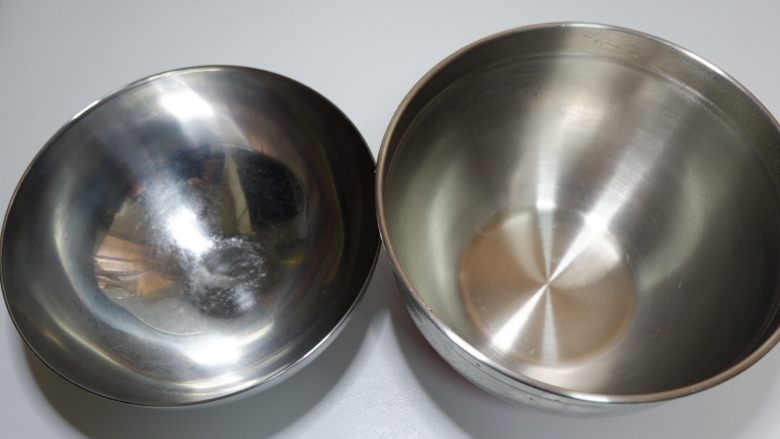 百香果小蛋糕,准备两个无水无油的盆。