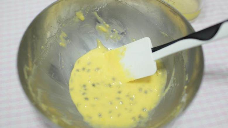 百香果小蛋糕,蛋黄中加入<a style='color:red;display:inline-block;' href='/shicai/ 140122'>玉米油</a>，<a style='color:red;display:inline-block;' href='/shicai/ 865'>蜂蜜</a>，百香果汁搅拌均匀。